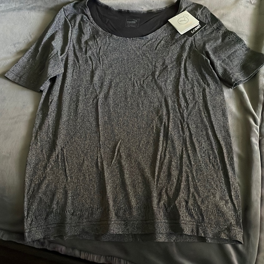Puma Evoknit Ladies Shirt in gray size Large. (never worn)